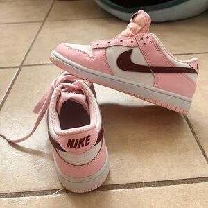 Nike dunk lows worn lightly. See photos for details! Size 1y.